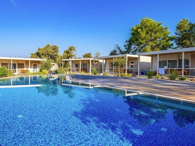 Mobile Home Mediteran Superior By The Pool In Caravan Park Strasko, Novalja Kültér fotó