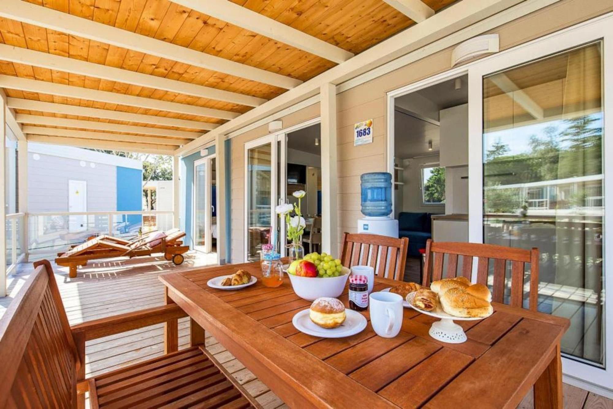 Mobile Home Mediteran Superior By The Pool In Caravan Park Strasko, Novalja Kültér fotó